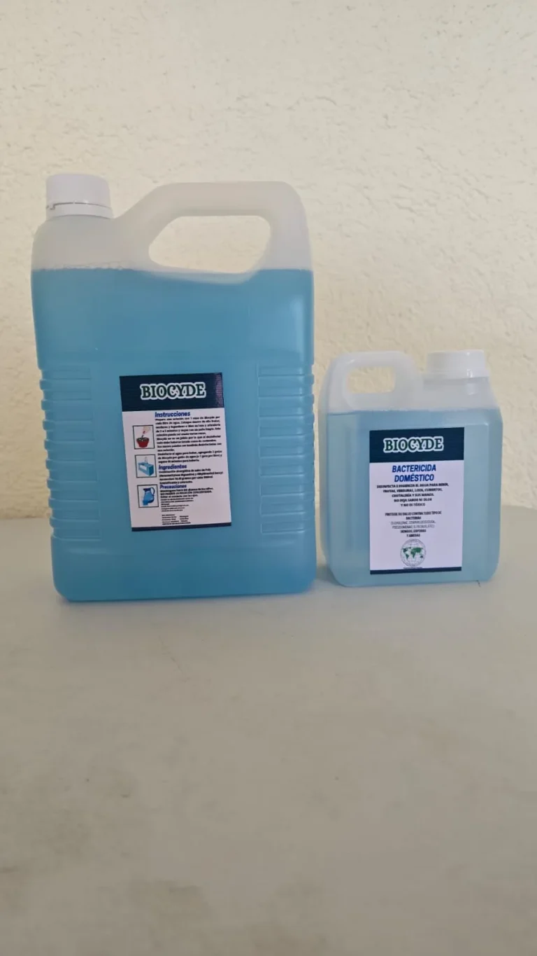 Galón de BIOCYDE con instrucciones de uso junto a la presentación de litro