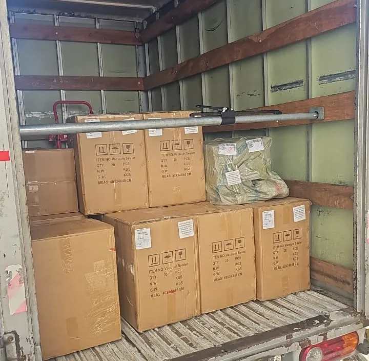 Cajas de máquinas para empaque al vacío cargadas en un camión de reparto