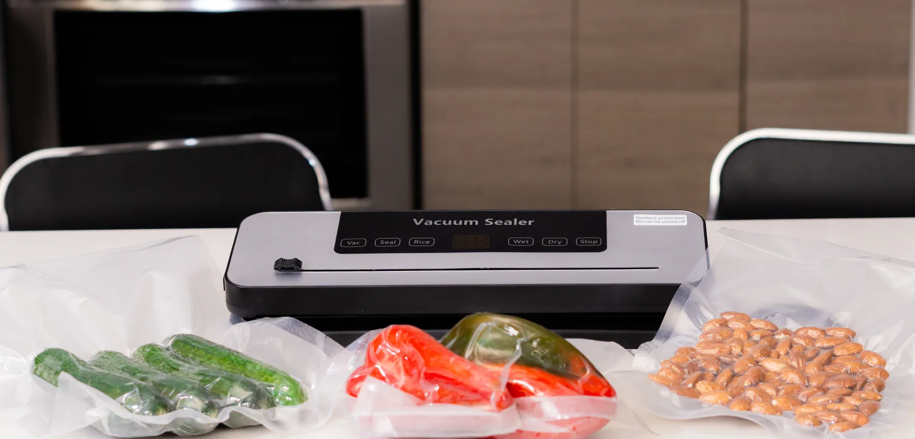 Máquina para empaque al vacío con pepinos, chiles y almendras empacados
